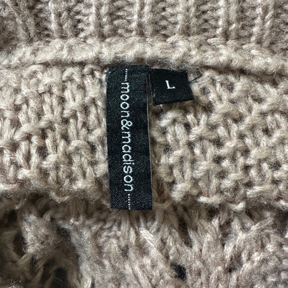 Moon & Madison || Woman’s knit Sweater like new size Large - Picture 4 of 6